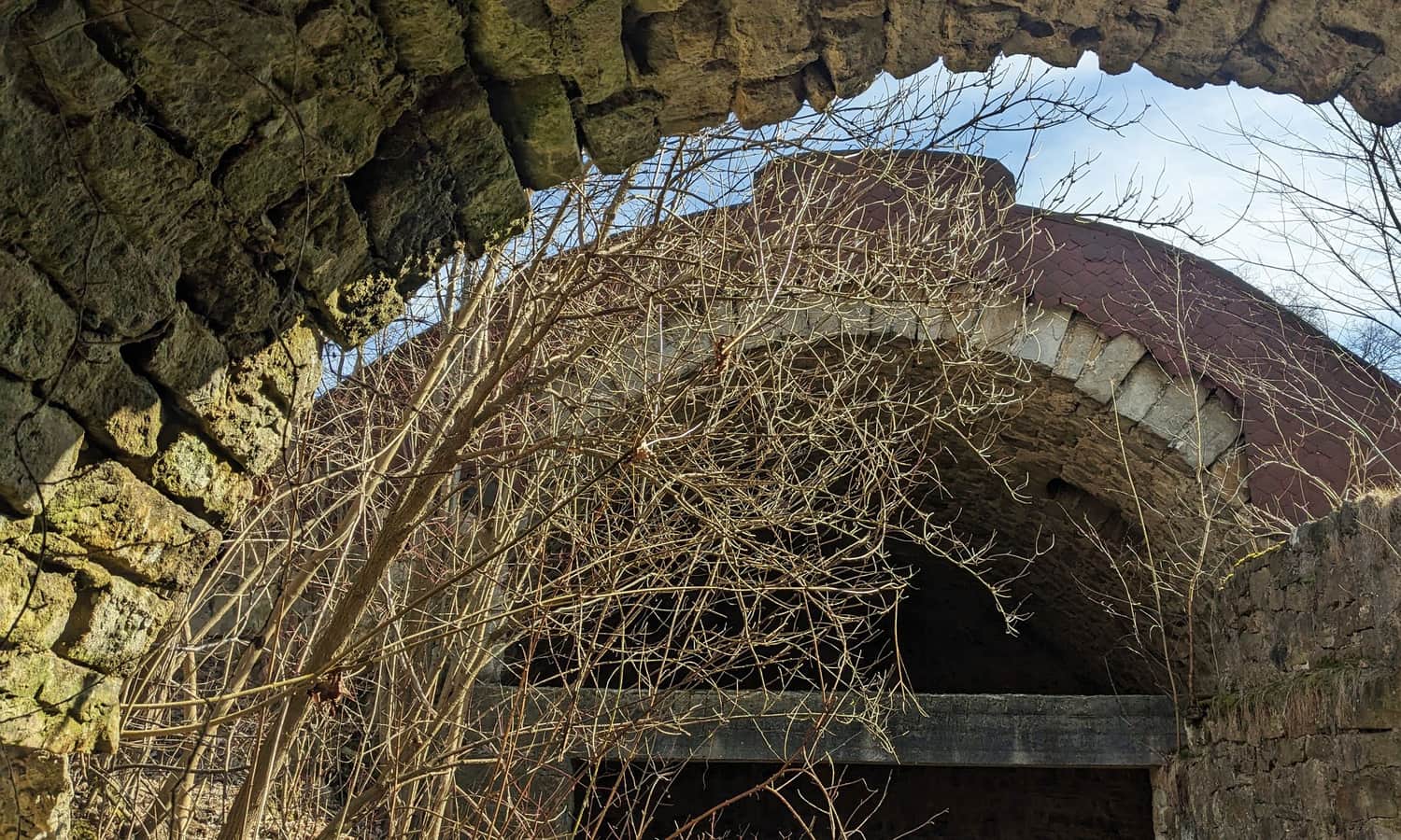 Zamek Dolny w Rożnowie - przejście między murami prowadzącymi do bastionu