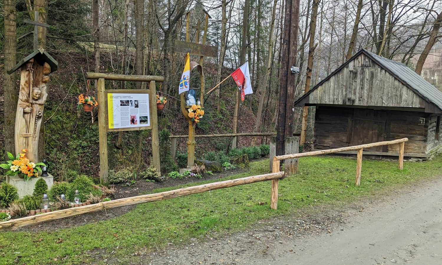 Zabytkowa kuźnia w Rzykach Mydlarzach oraz pomnik i tablica papieska