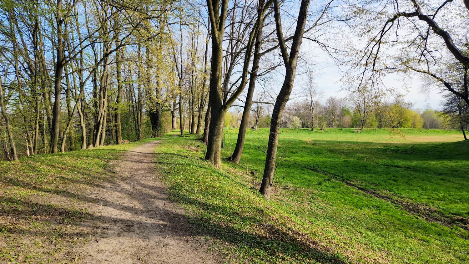 Ścieżka spacerowa na dawnej grobli