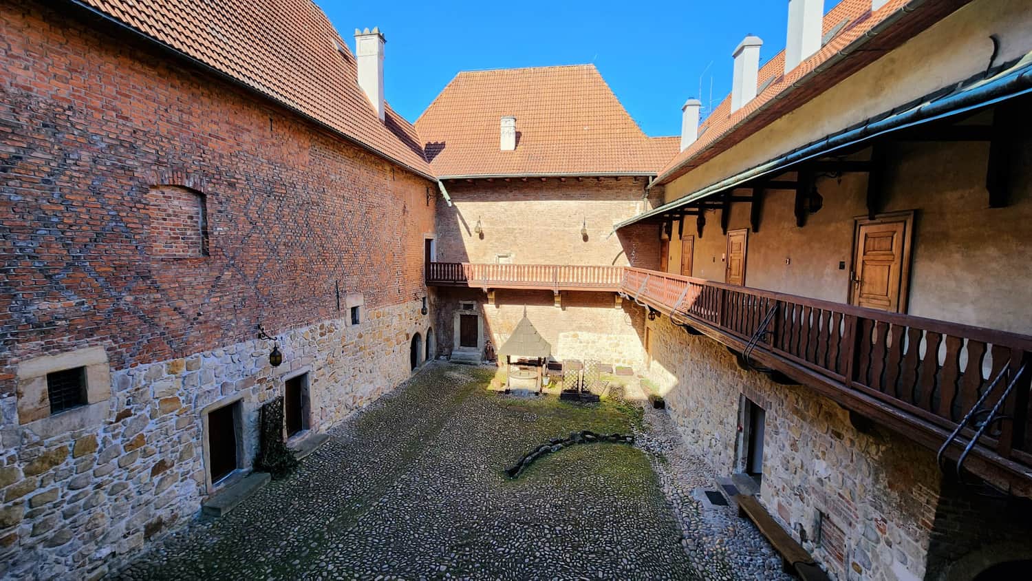 Dziedziniec, zamek w Dębnie