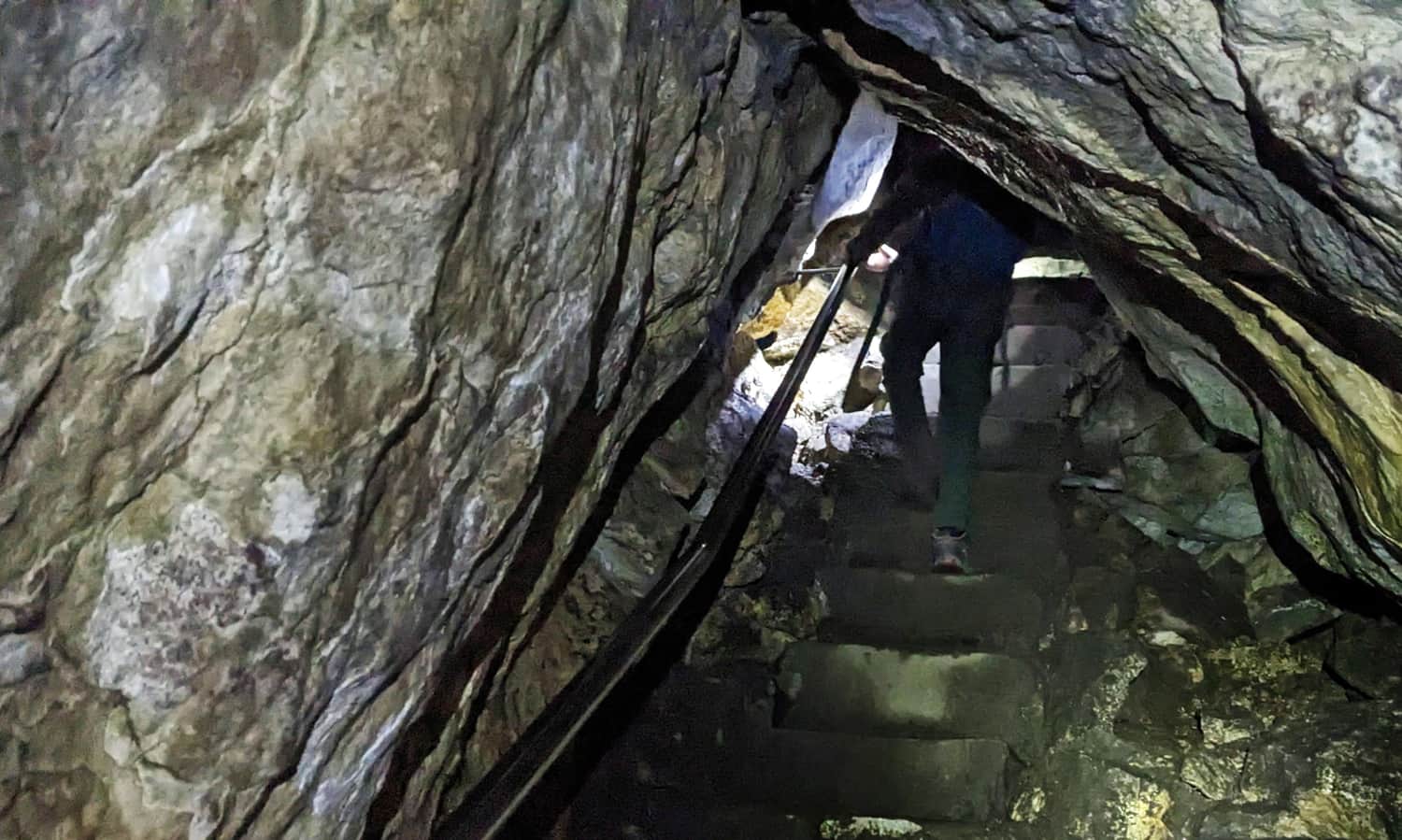 Jaskinia Mroźna - podejście po schodach