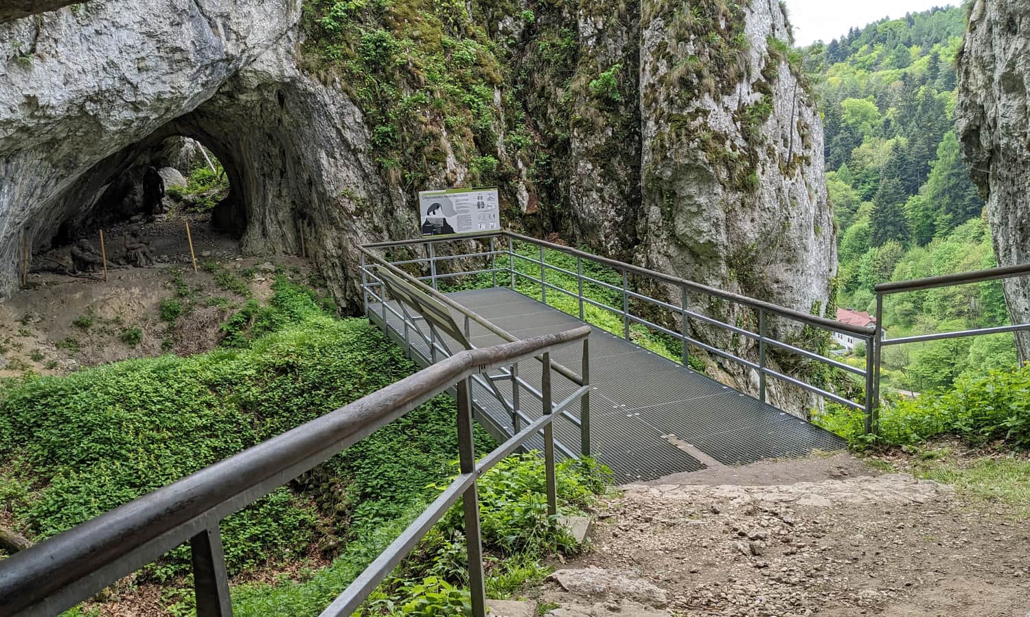 Rekonstrukcja obozowiska neandertalczyków i pomost widokowy przy Jaskini Ciemnej