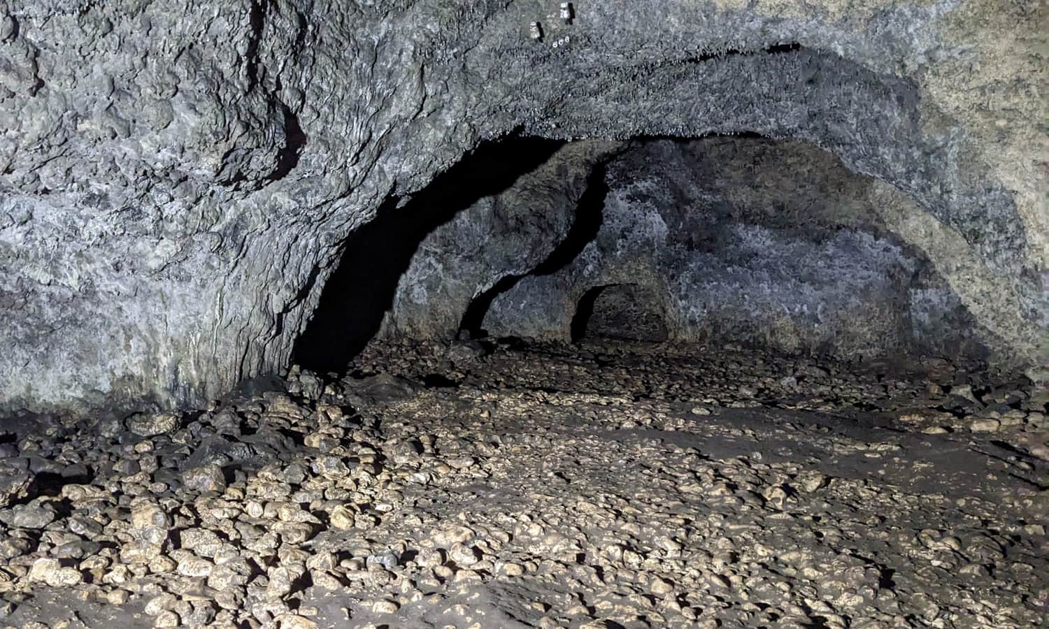 Jaskinia Ciemna  w Ojcowskim Parku Narodowym - oświetlone wnętre gorty