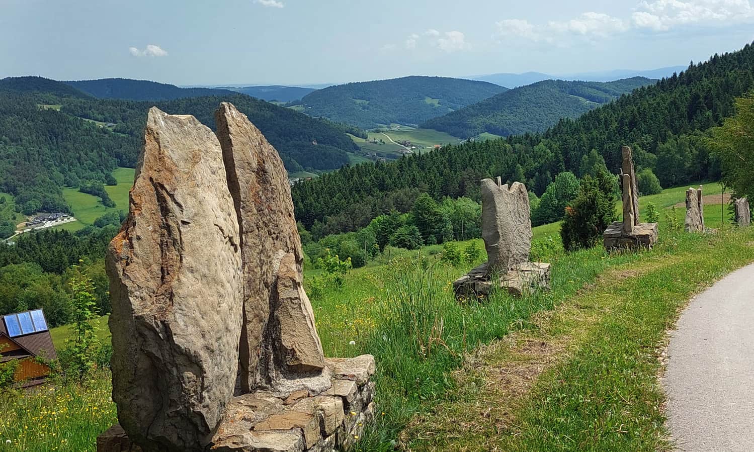 Niebieski szlak na Modyń z Przełęczy Cisowy Dział w Młyńczyskach - stacje drogi krzyżowej, fot. Michał Raś, przewodnik beskidzki