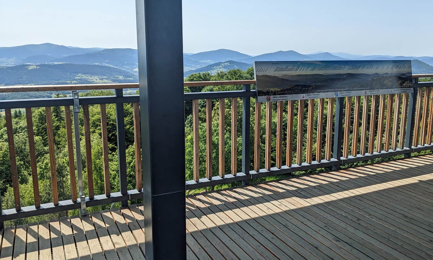 Beskid Wyspowy z tarasu wieży widokowej na Kamionnej