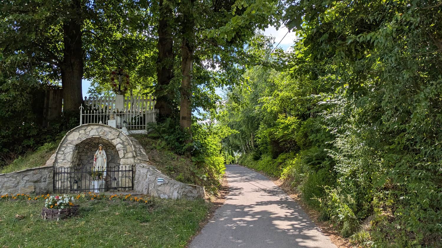 Nielepice - approach to the Rock with the Cross