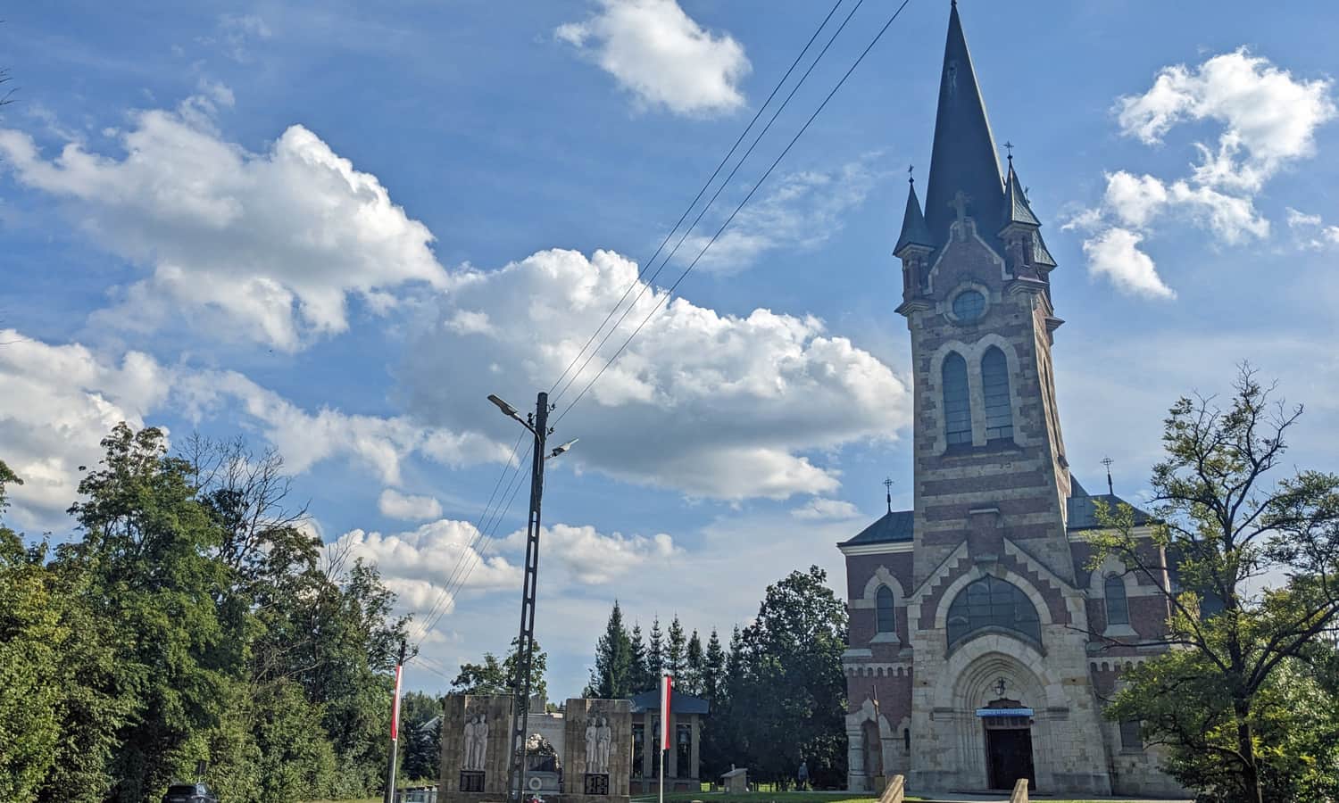 Czerwonym szlak z Lubatowej na Cergową - centrum Lubatowej