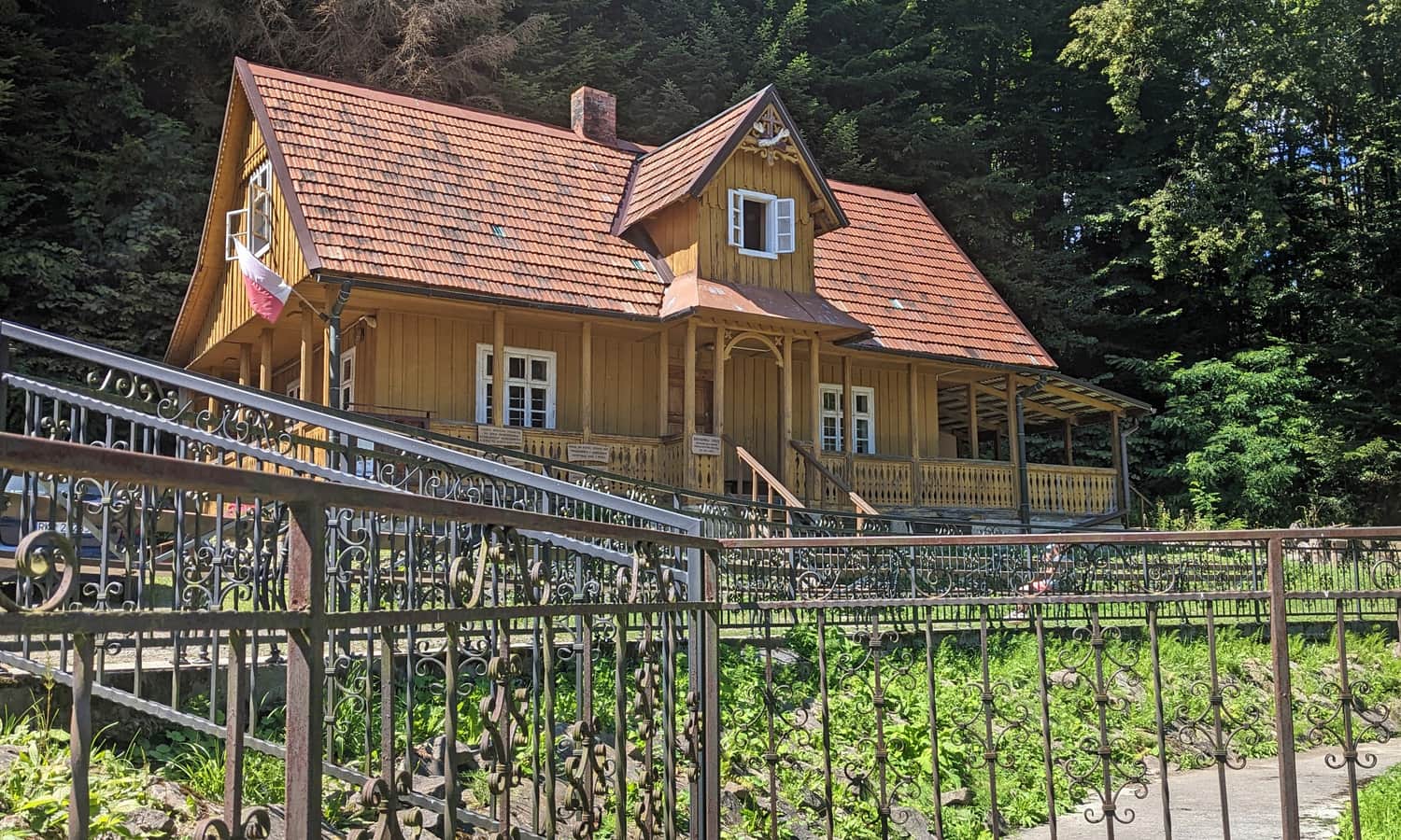 Pustelnia św. Jana z Dukli. Dom rekolekcyjny - tu znajdziemy dyżurnego zakonnika, opiekuna pustelni.