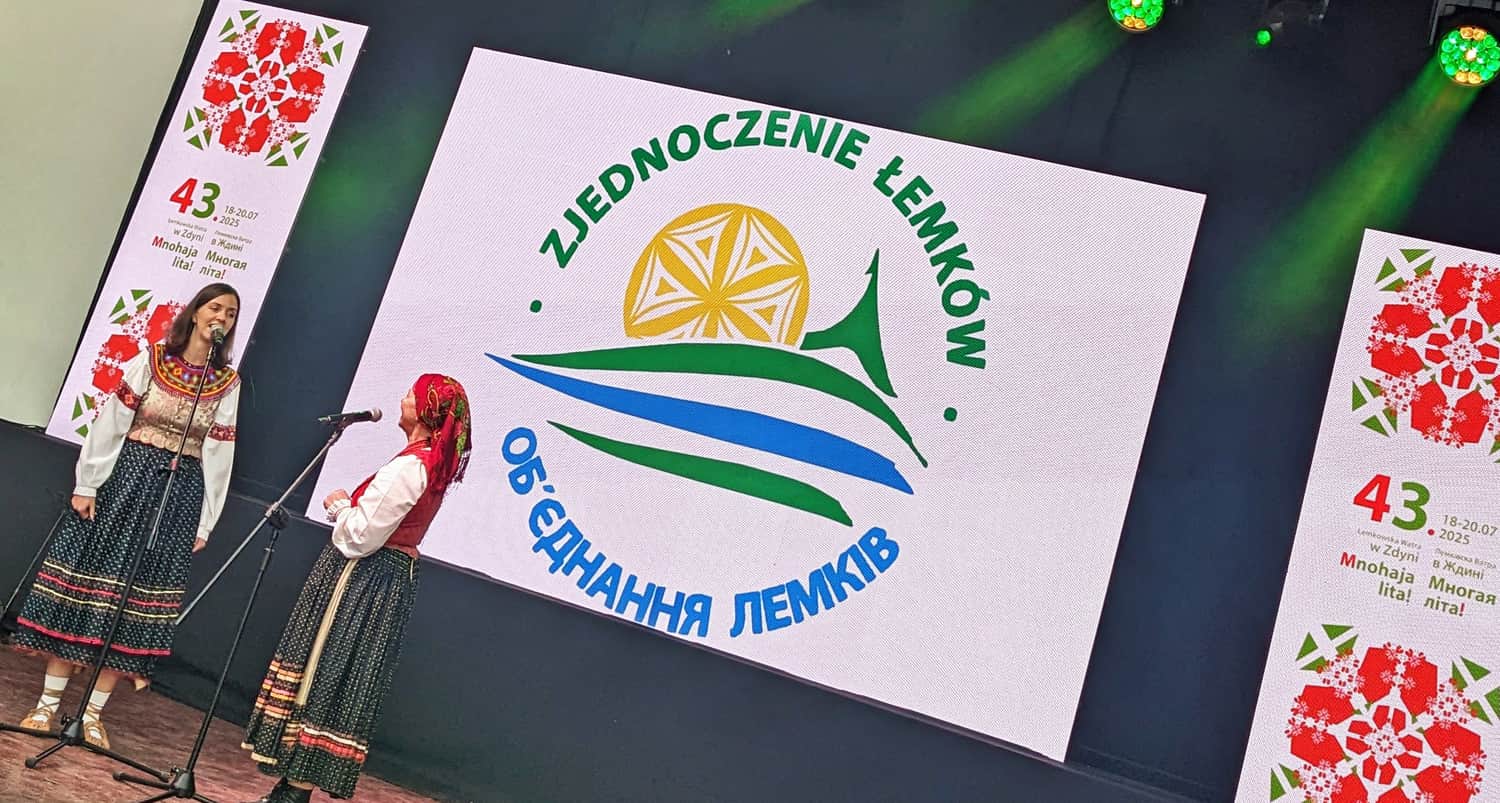 Słynna łemkowska pieśniarka Julia Doszna z młodą uczennicą w czasie występu na Łemkowskiej Watrze w Zdyni, 