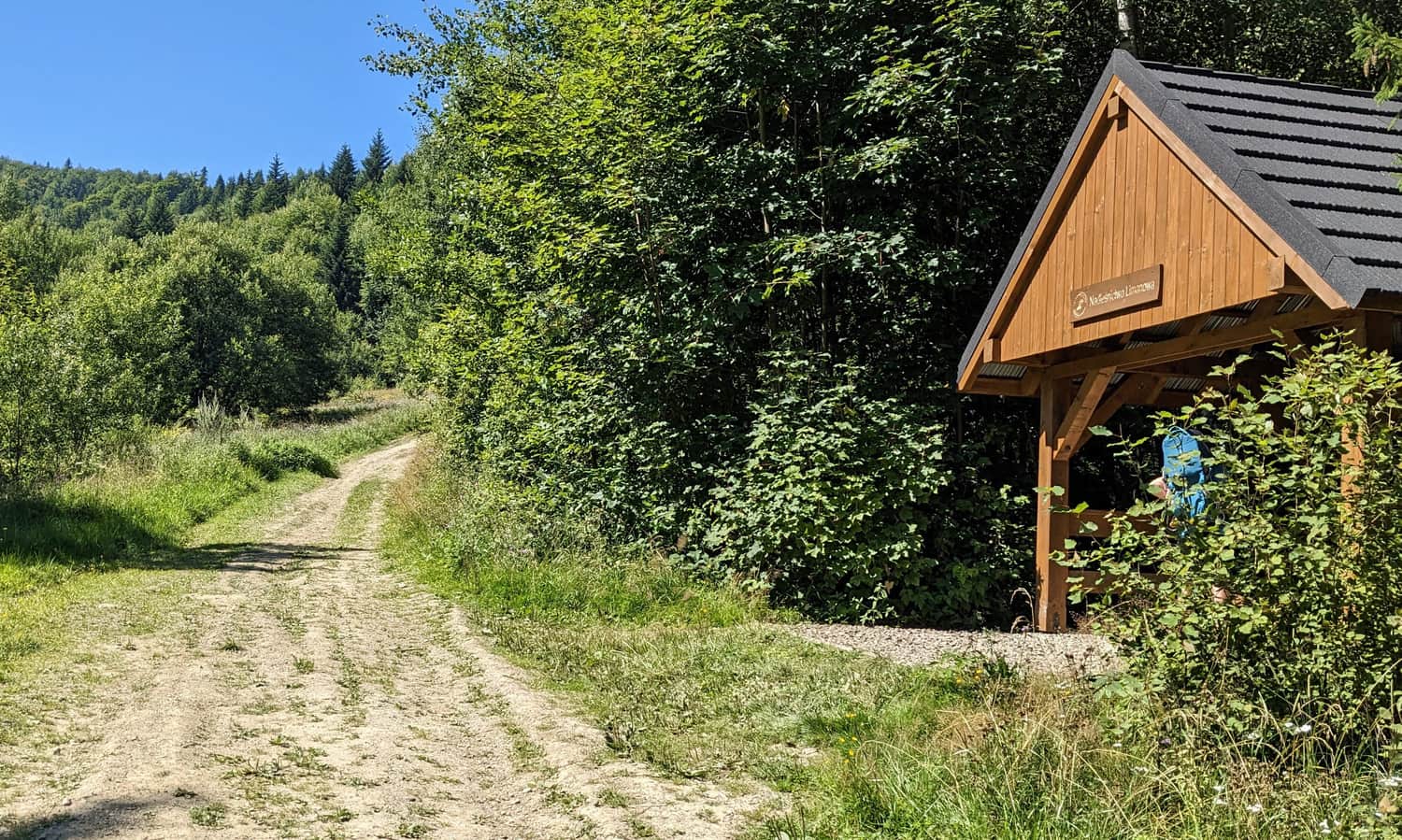 Niebieski szlak na Gorc - wiata na Polanie Nowej