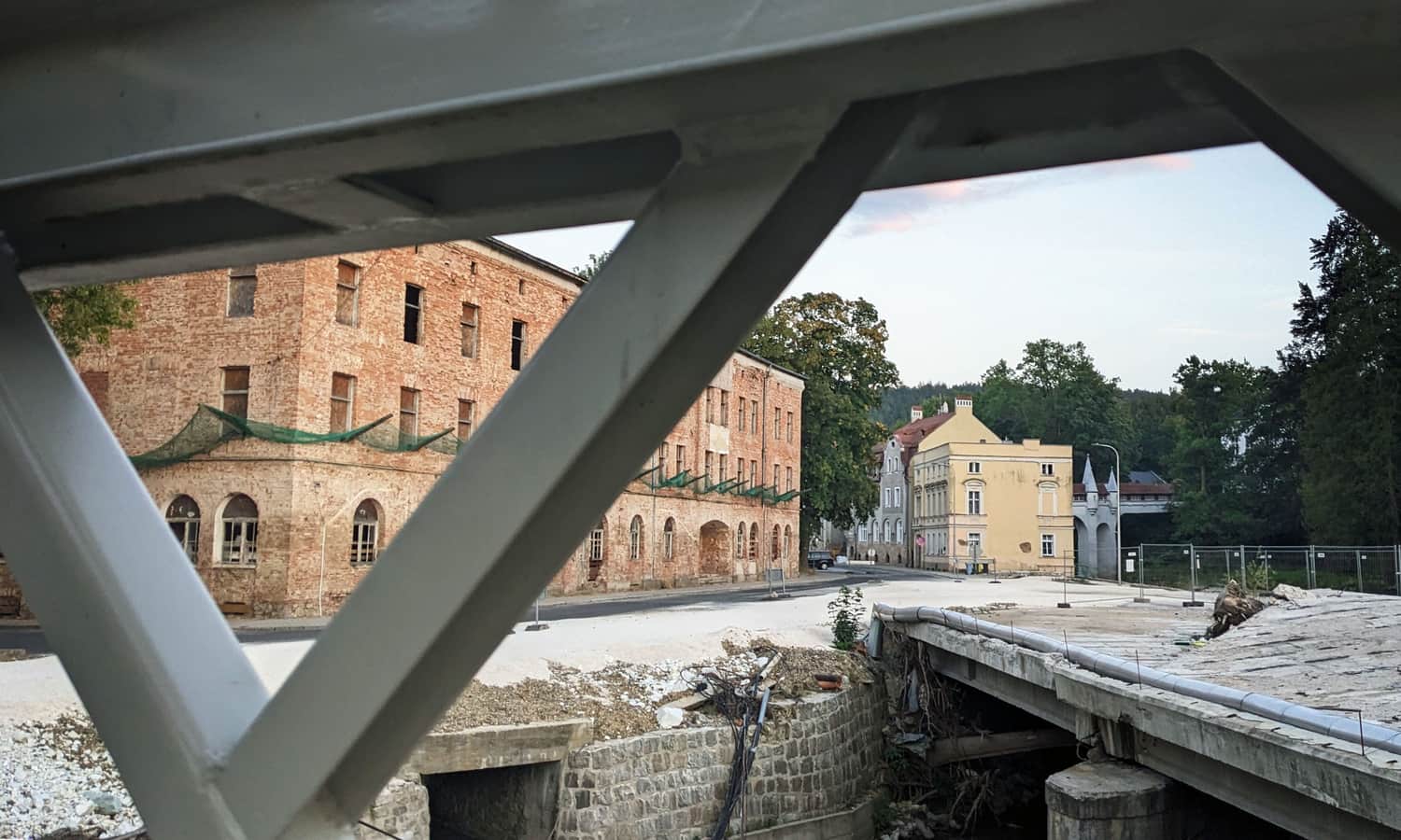 Lądek-Zdrój, ul. T. Kościuszki i 3 mosty: na pierwszym planie most tymczasowy, na drugim: most zniszczony we wrześniu 2024 r., w głębi tzw. kryty most - on przetrwał!