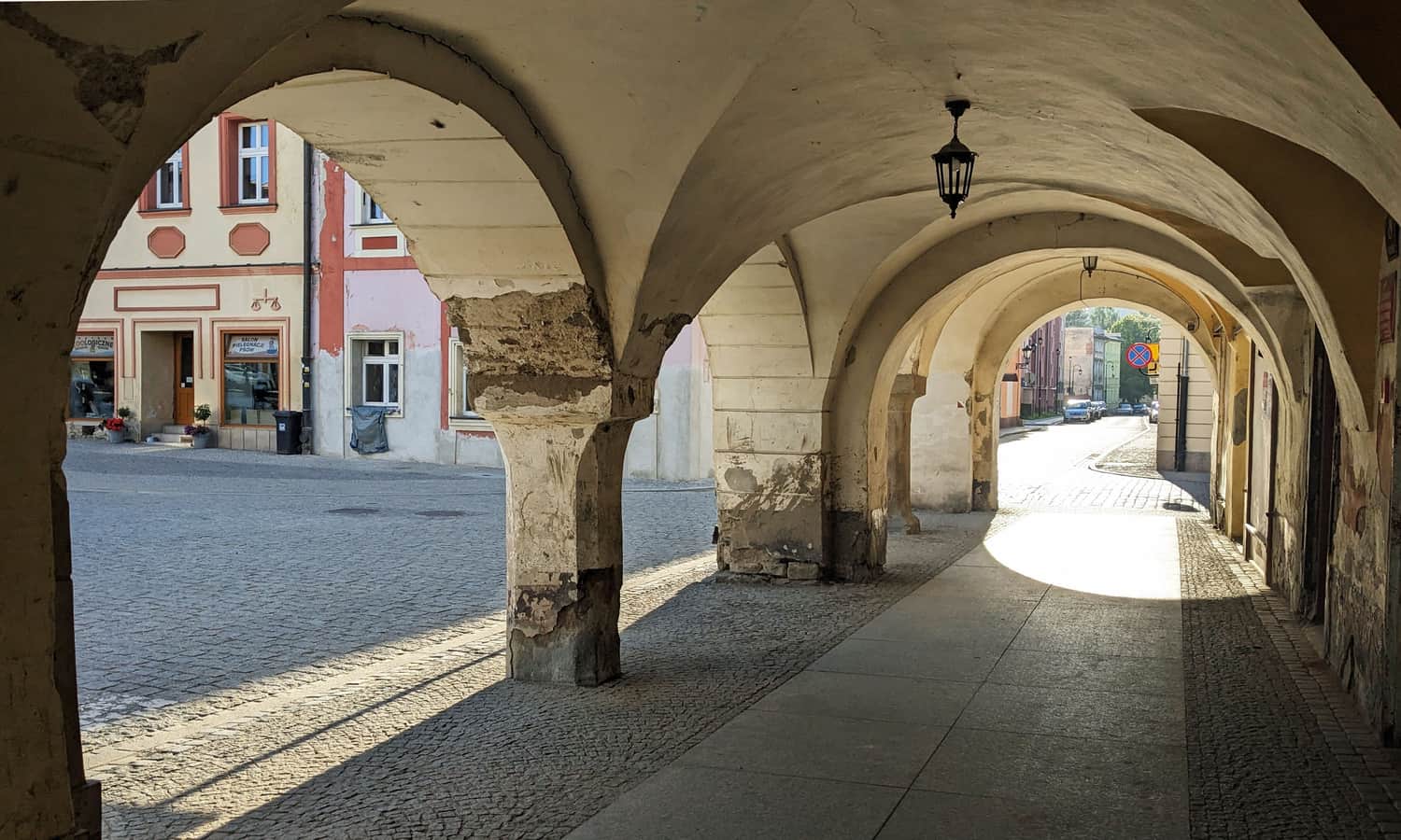 Podcienia kamienic na lądeckim Rynku nadal czekają w koljece na remont, lato 2025 r.