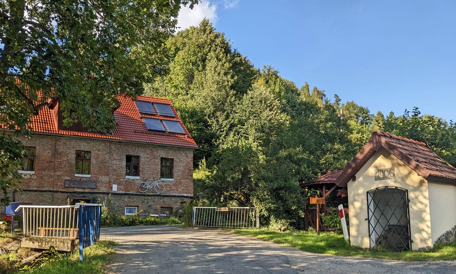 Z Lutyni na Borówkową Górę. Centrum Lutyni - kapliczka i budynek byłej szkoły (dziś agroturystyka)