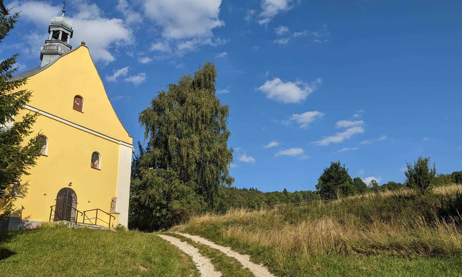 Z Lutyni na Borówkową Górę. Kościół św. Jana Nepomucena w Lutyni