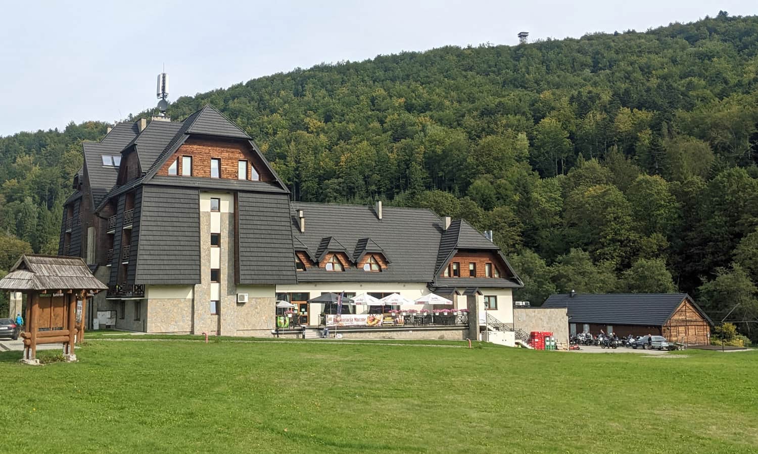 Centrum Promocji Leśnictwa w Mucznem - główny budynek (hotel i restauracja). 