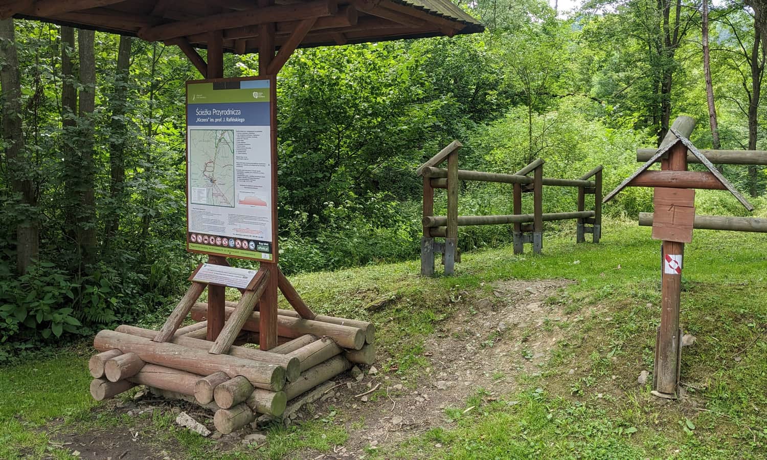 Ścieżka przyrodnicza Kiczera. Wejście na teren cerkwiska i cmentarza