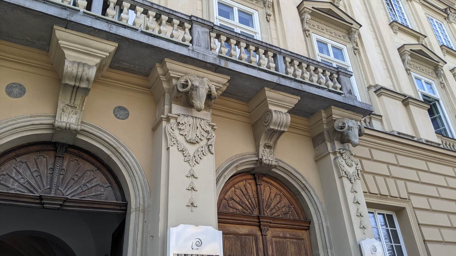 Pałac pod Baranami, Rynek Główny 27