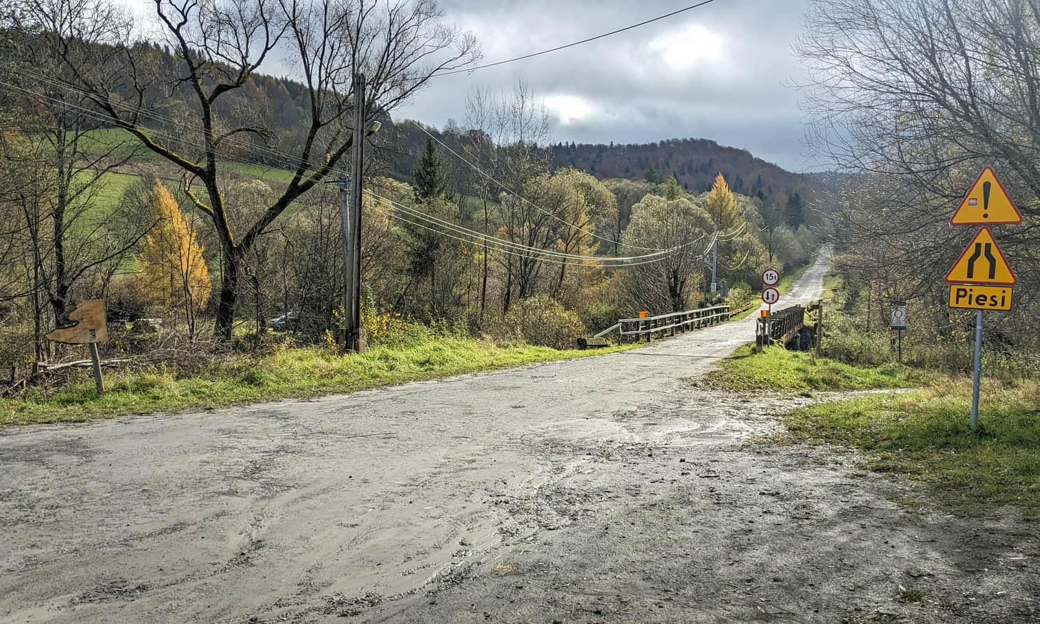 Droga w Zatwarnicy z parkingu w stronę wodospadu Szepit