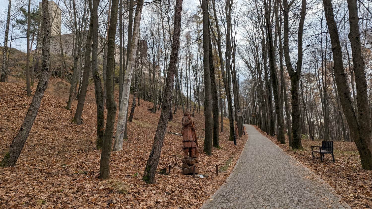 Spacerowe alejki pod zamkiem - szlak królów