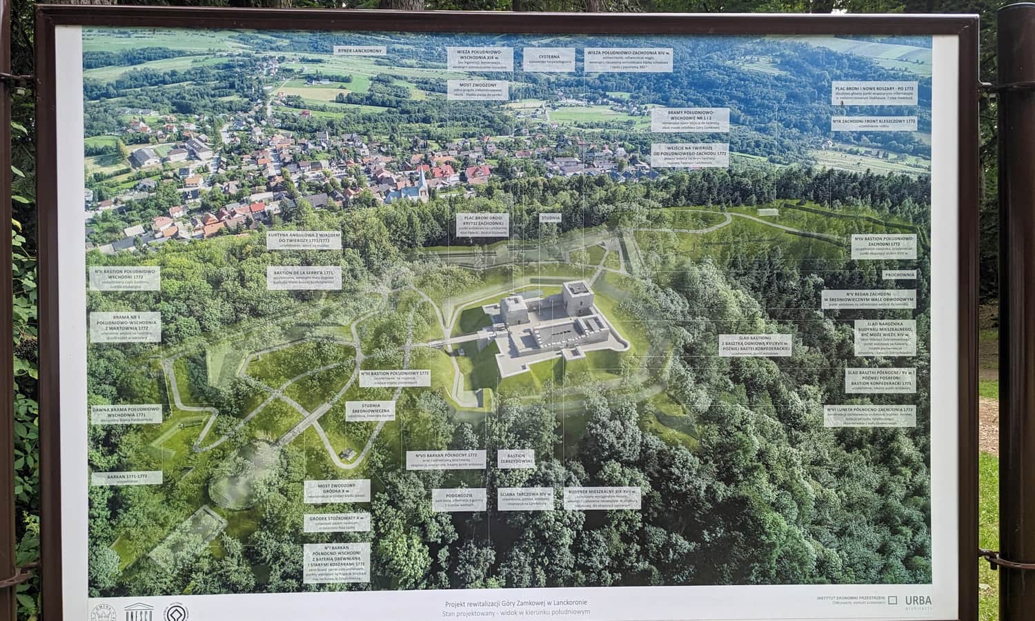 Zamek w Lanckoronie. Wizualizacja zamku na jednej z tablic informacyjnych.
