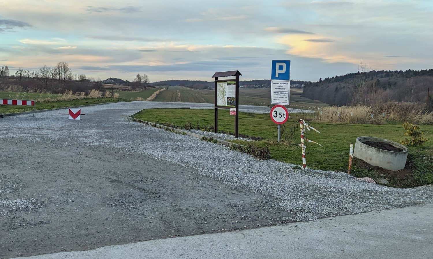 Biały Kościół Murownia - parking przy drodze serpentynowej