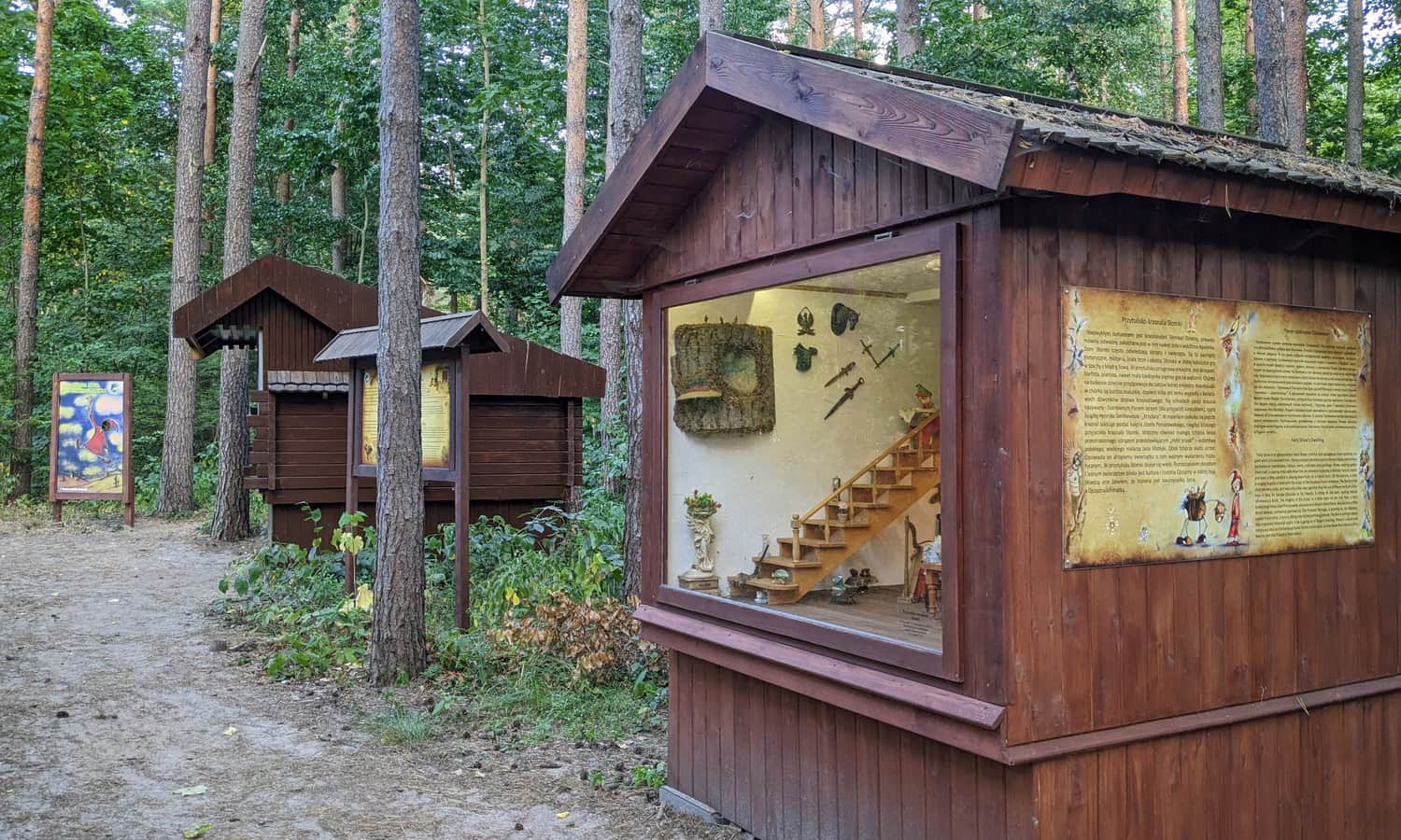Domki Krasnoludków w Zwierzyńcu na terenie Ośrodka Edukacyjno - Muzealnego RPN w Zwierzyńcu