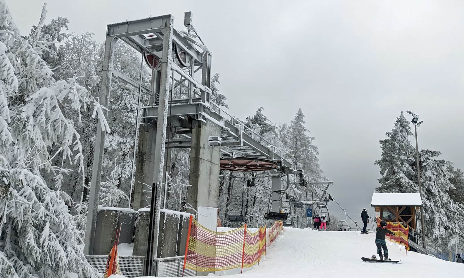 Kiczera Ski - stacja narciarska w Puławach Górnych. Górna stacja wyciągu.