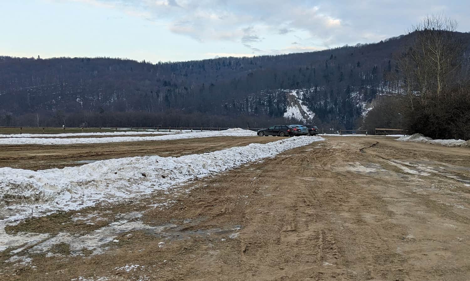 Rudawka Rymanowska - parking przy lodospadach i ścianie Olzy