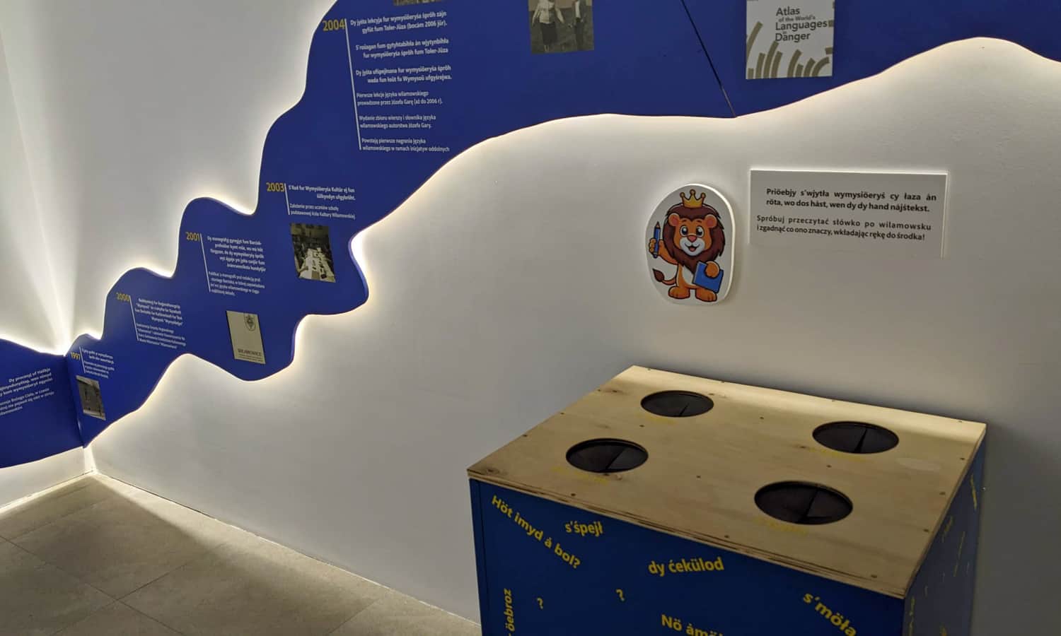 Muzeum Kultury Wilamowskiej. Sala poświęcona językowi wilamowskiemu w XXI w. i jedno z wielu stanowisk z zagadkami dla dzieci
