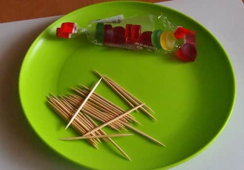 Pyszne, kolorowe żelki posłużą nam za atomy.