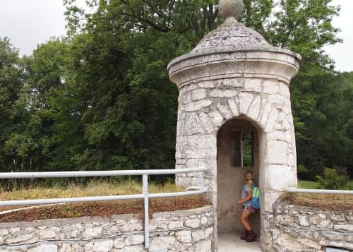 Wieżyczki obronne - na tarasie nad restauracją