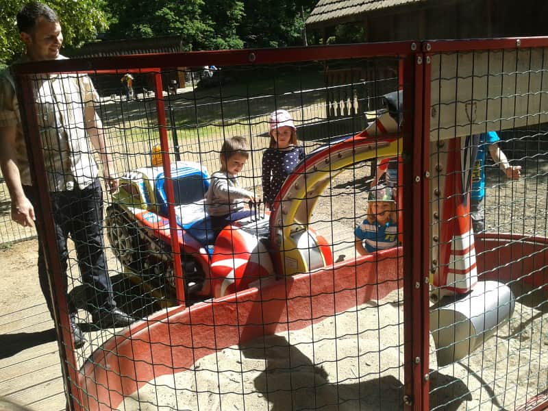 Plac zabaw w środku zoo