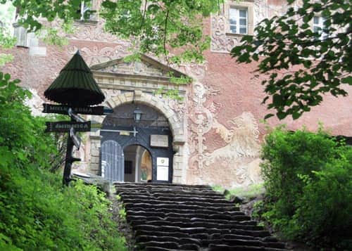 schody przy bramie wejściowej