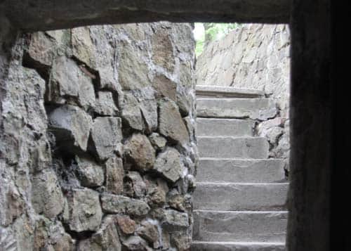 powrót z wyższych ogrodów na dziedziniec