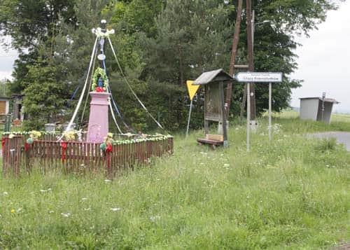 przystanek PKS i początek szlaku do Rezerwatu Głazy Krasnoludków