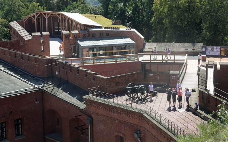 Zabudowania fortu: armata, a za nią budynek muzeum i kawiarni