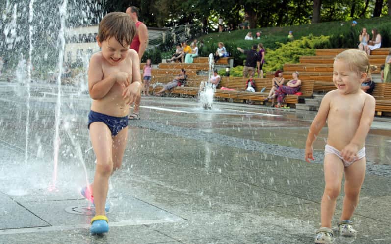 Fontanna multimedialna w upalny dzień