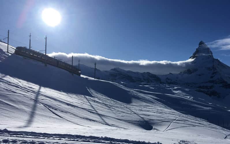 Pociąg oraz szczyt Matterhorn