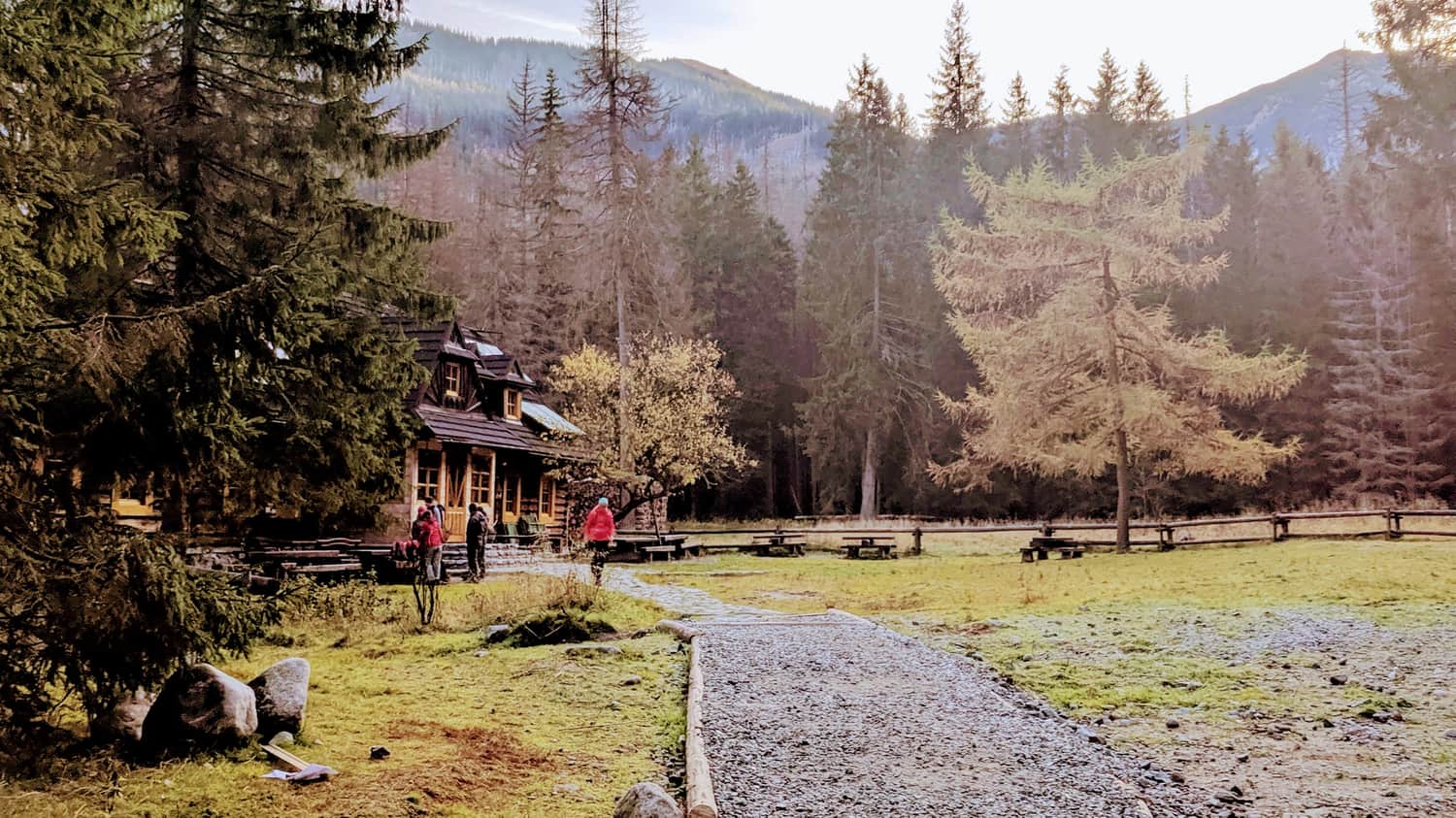 Schronisko w Dolinie Roztoki
