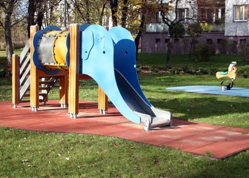 plac zabaw dla młodszych dzieci (przy blokach)