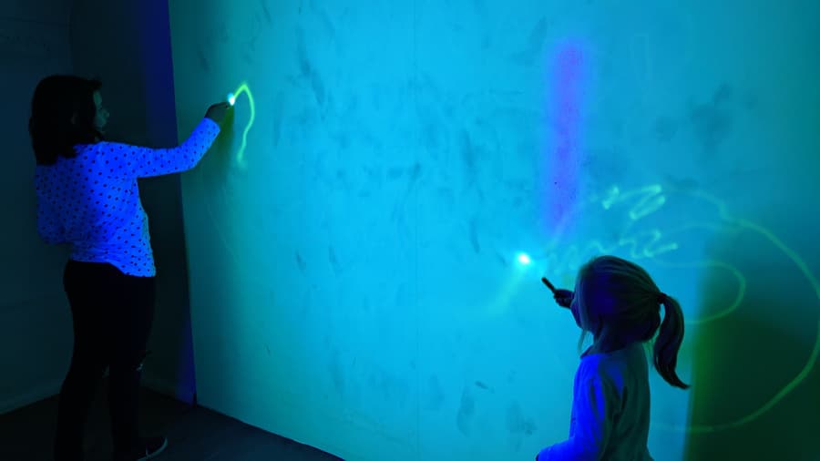  Fluorescencyjne rysunki - Muzeum Iluzji KRAKIL