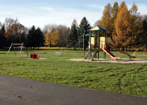 nieogrodzony plac dla starszych