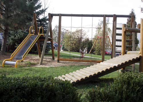 plac zabaw przy blokach