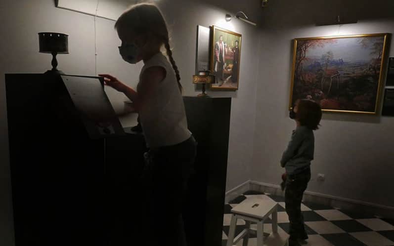 Stare eksponaty nie boją się maseczek!