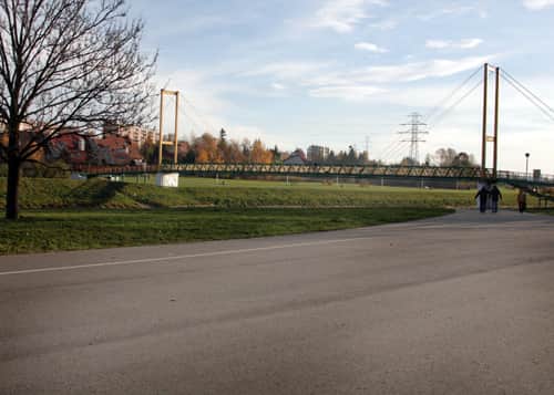 szeroki deptak w okolicy kładki pieszo-rowerowej