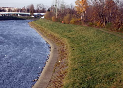 nieutwardzony odcinek - między Mostem Zamkowym i kładką pieszo-rowerową