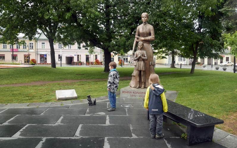 Pomnik Marii Konopnickiej na Rynku w Suwałkach