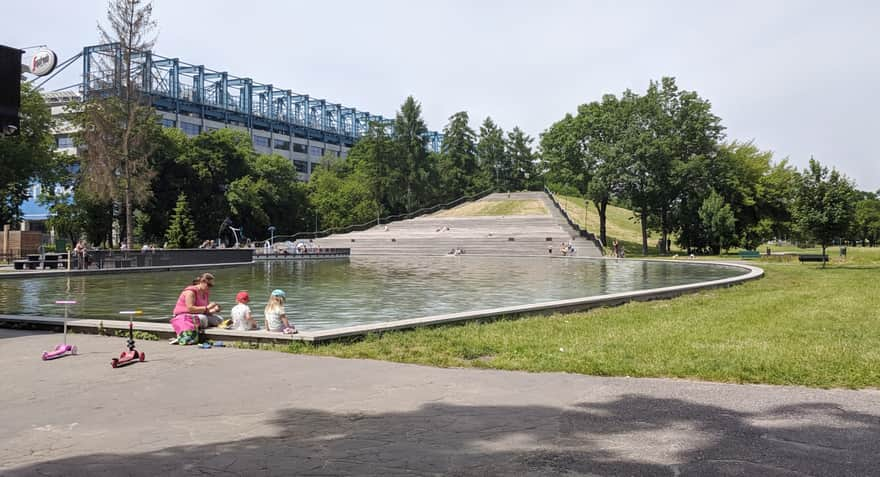 Jeziorko, koło którego znajduje się wodny plac zabaw