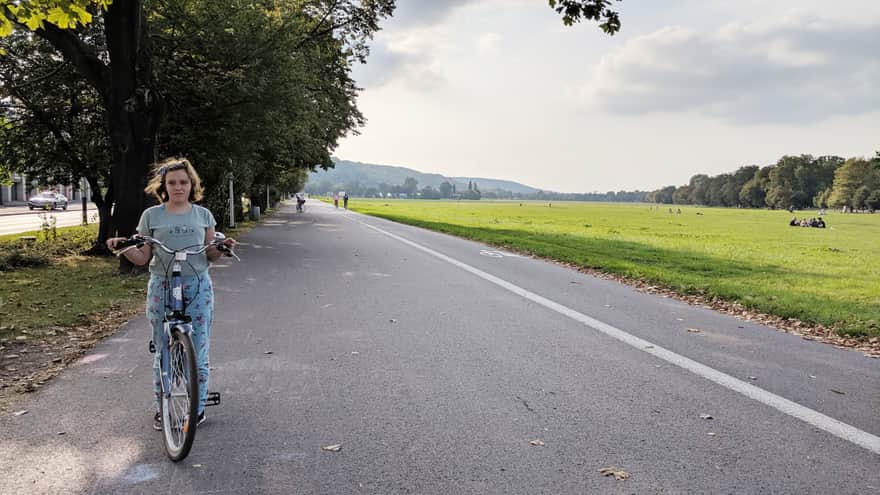 Błonia w Krakowie - ścieżka asfaltowa wokół Błoń