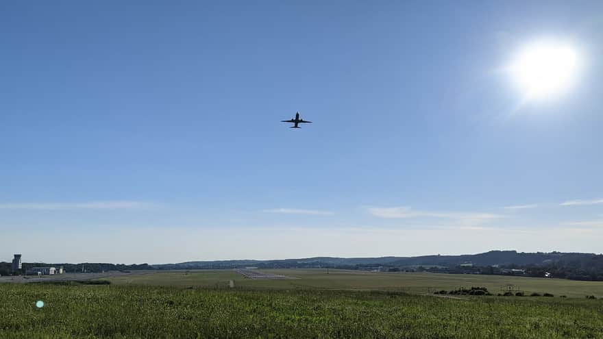 Punkt widokowy na lotnisko - startujący samolot